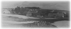 Pohled na Bohuňov od západu (ze „Skalky“, z doby okolo poloviny 20. století, autor – pan Alois Pokorný). Na fotografii je zachyceno např. stavení čp. 32 (vpravo), v pozadí zalesněný vrch zv. Strážnice.